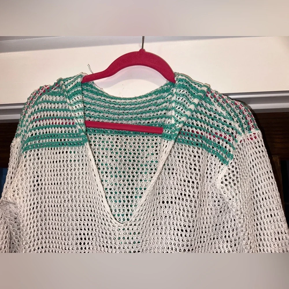 EUC Poof Size Medium Women's White‎ and Green Knit Sweater